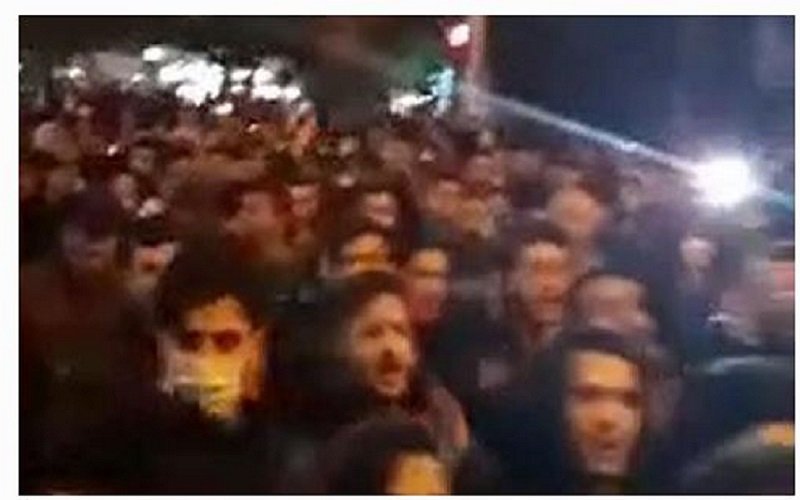 چهارمین روز قیام ایران – رشت با شعار «می‌کشم می‌کشم هر که برادرم کشت» – یکشنبه ۱۰دی ۹۶ + فیلم