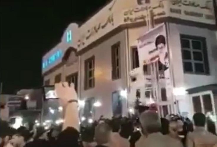 پاره-کردن-عکس-خامنه ای- مسجد-سلیمان-01-min