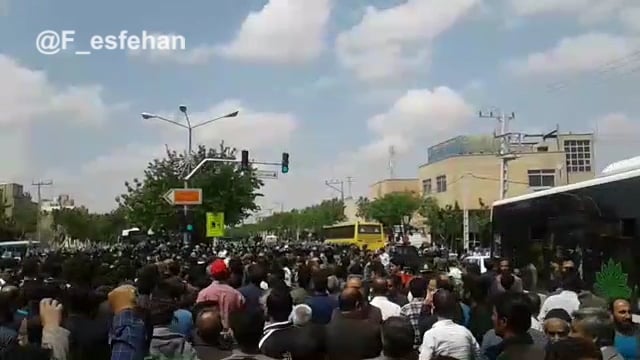 کلیپ تظاهرات کشاورزان و مردم اصفهان با شعار توپ تانک مسلسل دیگر اثر ندارد