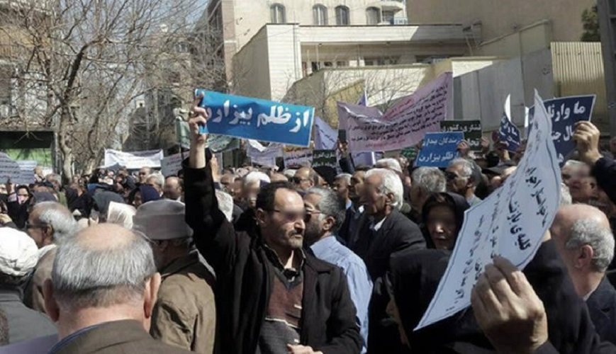 تجمع بازنشستگان در اعتراض به فقر و وضعیت وخیم معیشتی