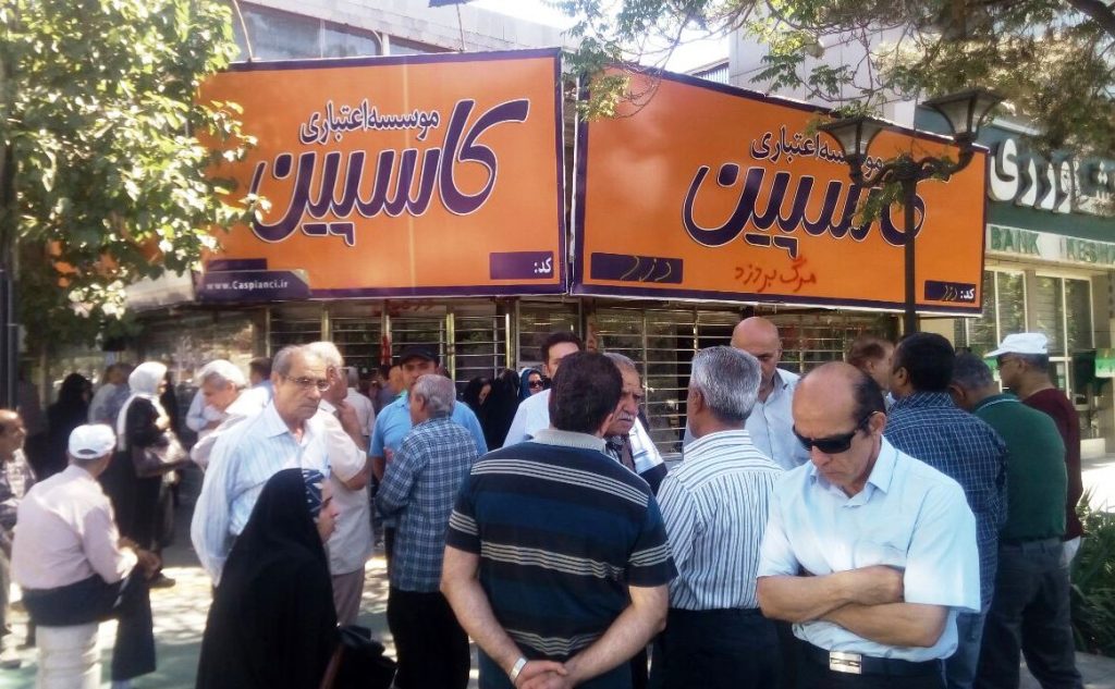 اعتراف یک کارشناس رژیم به نقش تعیین کننده کارگزاران حکومتی در پشت موسسات غارتگر مالی