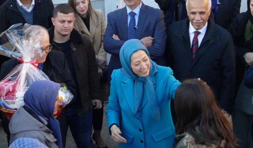 دیدار مریم رجوی با آسیب‌دیدگان زلزله