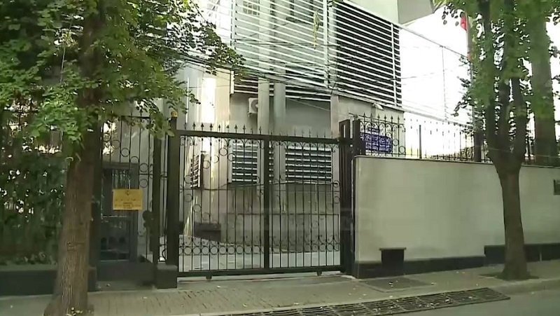 اخراج یک‌مزدور اطلاعات آخوندها تحت‌پوش خبرنگار از آلبانی که کمپ مجاهدین را شناسایی می‌کرد