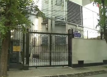 اخراج یک‌مزدور اطلاعات آخوندها تحت‌پوش خبرنگار از آلبانی که کمپ مجاهدین را شناسایی می‌کرد