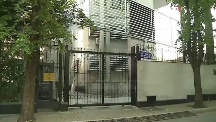 اخراج یک‌مزدور اطلاعات آخوندها تحت‌پوش خبرنگار از آلبانی که کمپ مجاهدین را شناسایی می‌کرد