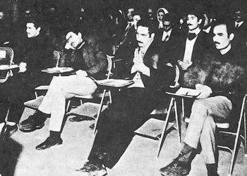 باظهور جنبش مجاهدین خلق، خمینی به‌انزوا می‌رود 