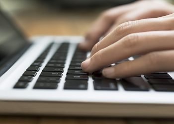 فریبا هشترودی از دست‌بوسی میل‌‎به پابوس