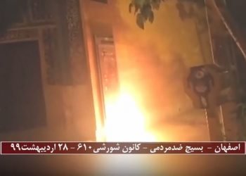 ای مکیدهخون ملتما (با شکنجهگران سیاسیات) بمیر! بمیر! ازمجاهدین درصحنه پیکار، بگیر! بگیر!