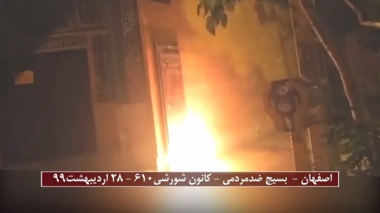 ای مکیده‌خون ملت‌ما (با شکنجه‌گران سیاسی‌ات) بمیر! بمیر! ازمجاهدین درصحنه پیکار، بگیر! بگیر!