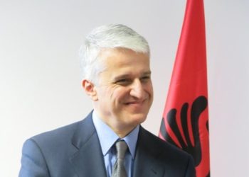 سخنرانی پاندلی مایکو، وزیر دولت آلبانی و نخست‌وزیر پیشین، درگردهمایی بین‌المللی اینترنتی ایران آزاد