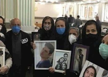 خشم خانوادههای قربانی شلیک موشک سپاه پاسداران به هواپیمای اوکراینی، علیه نمایشات دروغین آخوندها برای پیگیری موضوع