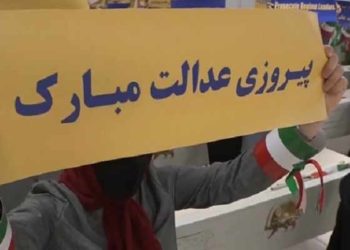 بمب ترکید ولی در دستان خامنه‌ای