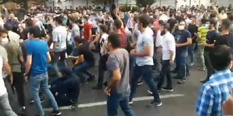 دهمین روز قیام تظاهرات مردم تبریز با شعار نه شاهی‌ام، نه شیخی، مردمی‌ام مردمی