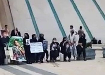 پانزدهمین روز قیام، خروش مادران قیام در میدان آزادی و متروی صادقیه