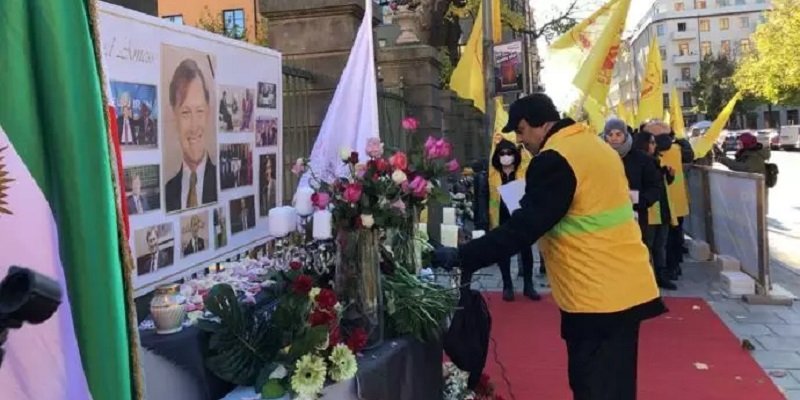 گرامیداشت یاد دیوید ایمس در تظاهرات ایرانیان آزاده همزمان با دادگاه دژخیم حمید نوری در استکهلم