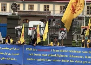 تظاهرات در استکهلم سوئد دادخواهی قتل عام شدگان ۶۷ همزمان با دادگاه دژخیم حمید نوری