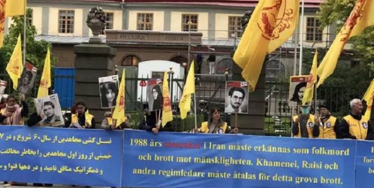 تظاهرات در استکهلم سوئد دادخواهی قتل عام شدگان ۶۷ همزمان با دادگاه دژخیم حمید نوری