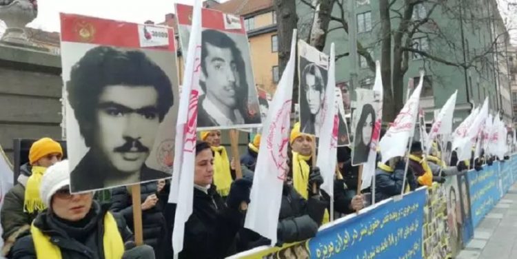 تظاهرات ایرانیان آزاده و هواداران مجاهدین در استکهلم همزمان با برگزاری دادگاه دژخیم حمید نوری در آلبانی ۲۴آبان