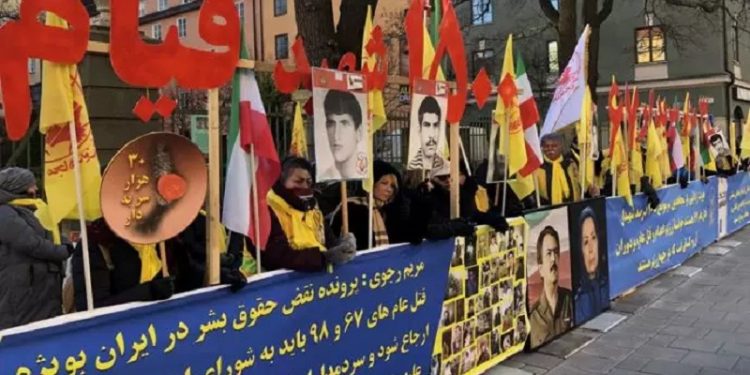 تظاهرات ایرانیان در استکهلم همزمان با دادگاه دژخیم نوری در دورس آلبانی