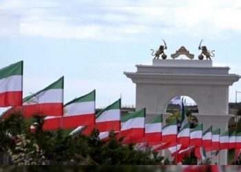 گردهمایی ۱۰۰۰ زندانی شیخ و شاه در سالگرد قیام آبان ۹۸ در اشرف۳