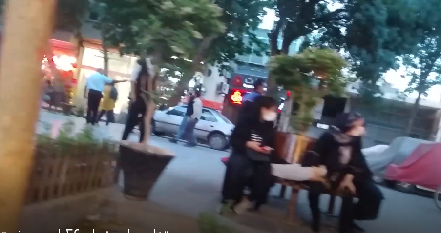 اصفهان خیابان حافظ - پخش شعارهای توپ تانک فشفشه آخوند باید کشته شه ۲۶ اردیبهشت