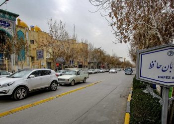 اصفهان خیابان حافظ - پخش شعارهای توپ تانک فشفشه آخوند باید کشته شه - ۲۶ اردیبهشت
