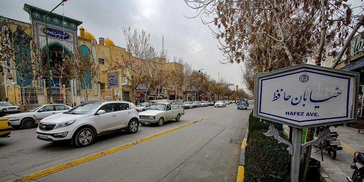 اصفهان خیابان حافظ - پخش شعارهای توپ تانک فشفشه آخوند باید کشته شه - ۲۶ اردیبهشت