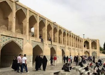اصفهان پل خواجو، طنین شعارهای سرنگونی، کشاورزان محرومان مجاهدین یارتان مشعل پیکارتان