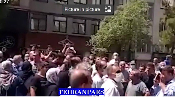 تظاهرات کسبه و مغازه داران در تهران و اراک همزمان با سقوط آزاد ریال و افزایش افسارگسیخته مالیاتها