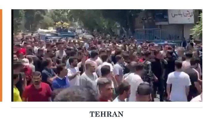 تظاهرات کسبه و مغازه داران در تهران و اراک همزمان با سقوط آزاد ریال و افزایش افسارگسیخته مالیاتها