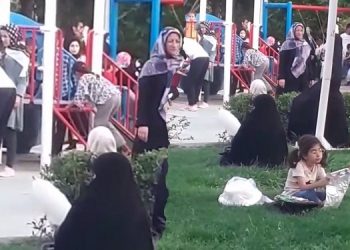 مشهد بلوار هاشمیه پارک خورشید - پخش شعارهای سرنگونی، نه تاج و نه عمامه آخوند کارش تمامه جمعه ۲۷ خرداد