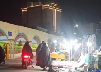 مشهد خیابان طبرسی مرکز خرید شوشتری - پخش شعارهای سرنگونی، مرگ بر خامنه‌ای رئیسی لعنت بر خمینی جمعه ۱۰ تیر