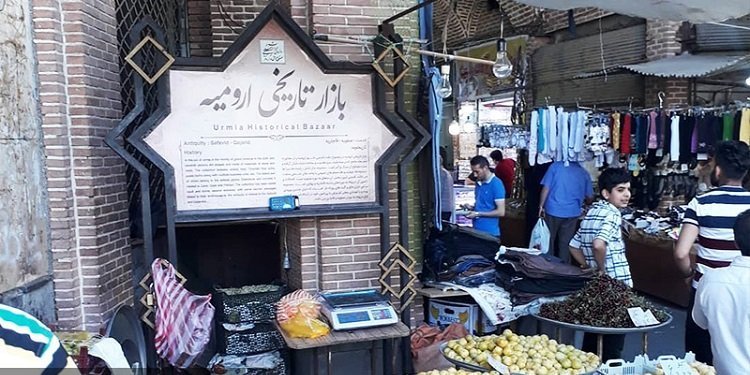 بازار ارومیه پخش شعار رجوی قهرمان امید خلق ایران، خون حنیف می‌جوشد مجاهد می‌خروشد - سه شنبه ۱۳ شهریور