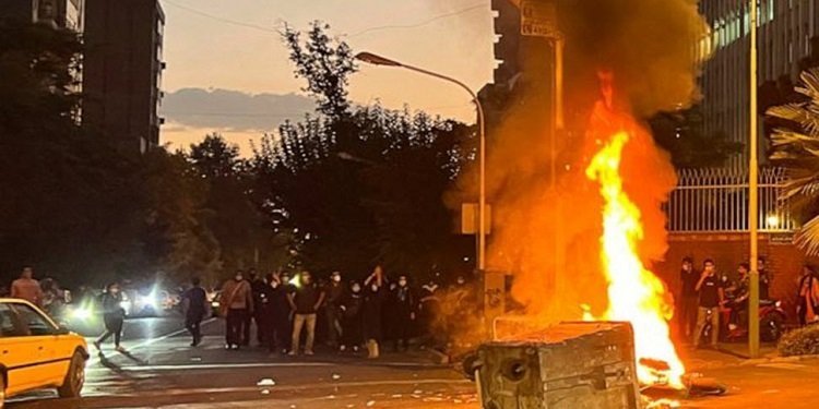 یازدهمین روز قیام سراسری در تهران و سایر شهرهای میهن - تظاهرات شبانه و جنگ و گریز در کلان‌شهرها