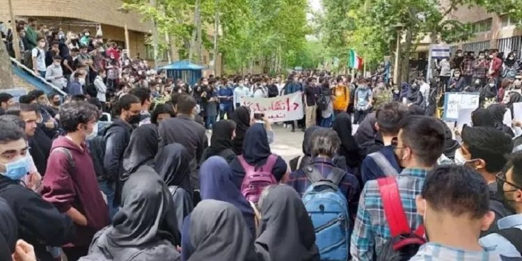 نوزدهمین روز قیام گسترش اعتراضات دانشجویان و دانش آموزان همراه با اعتصاب معلمان و بازاریان