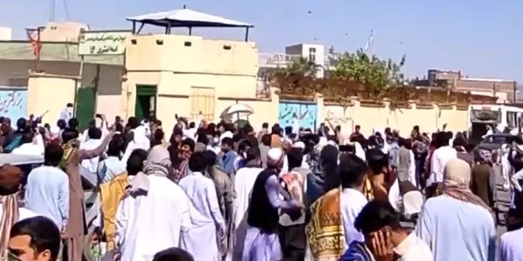 پاسداران با آتش گشودن به روی مردم زاهدان دهها تن را به‌شهادت رسانده و شمار بیشتری را مجروح کردند