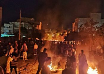 بیست و هشتمین روز قیام سراسری - اهواز - تظاهرات جوانان دلیر با شعار ننگ ما ننگ رهبر الدنگ ما