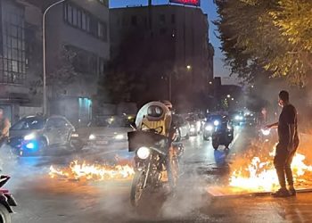بیست و هفتمین روز قیام سراسری - تهران - نازی‌آباد - تظاهرات جوانان دلیر و روشن کردن آتش در خیابانهای این منطقه
