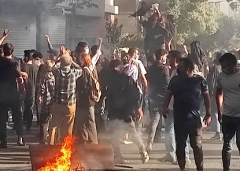 هجدهمین روز قیام سراسری - تظاهرات دانش‌آموزان در تهران، کرج، شیراز + توئیت خانم مریم رجوی