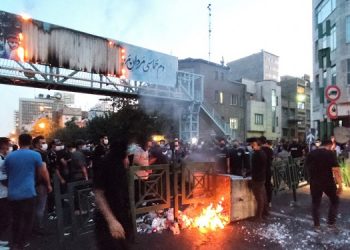 هفدهمین روز قیام سراسری و اعتصاب در شهرهای میهن - جوانان دلیر اصفهان تظاهرات در خیابانها را آغار کردند