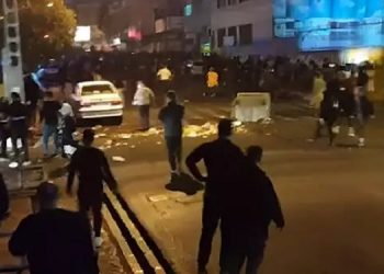 چهل و یکمین روز قیام سراسری - قصر شیرین - تهاجم جوانان به مراکز دولتی و به آتش کشیدن دو بانک