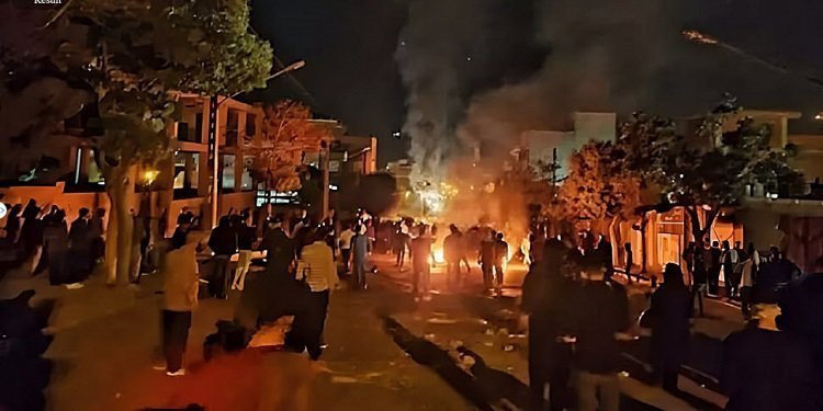 پنجاه و سومین روز قیام سراسری - تظاهرات دانشجویان ، اعتصاب بازاریان و تهاجم به پایگاه سپاه در مریوان