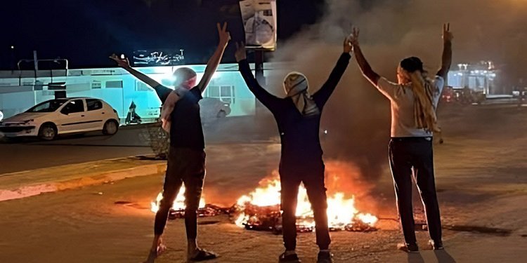 پنجاه و یکمین روز قیام سراسری - خیزش دانشجویان در سراسر ایران و اعتصاب بازاریان - به آتش کشیدن تصاویر منحوس خامنه‌ای