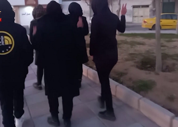 رژه کانون دختران شورشی در تهران با شعار مرگ بر ستمگر چه شاه باشه چه رهبر