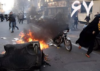 شصت و هفتمین روز قیام - به آتش کشیدن پایگاه بسیج در زاهدان و مشهد، تظاهرات شبانه در تهران، کامیاران، دهگلان و بندرعباس