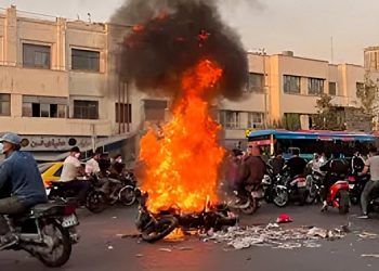 پنجاه و دومین روز قیام سراسری - مریوان، سنگربندی خیابانها توسط جوانان دلیر برای نبرد با مزدوران خامنه‌ای