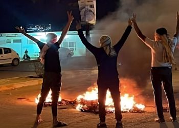 پنجاه و یکمین روز قیام سراسری - خیزش دانشجویان در سراسر ایران و اعتصاب بازاریان - به آتش کشیدن تصاویر منحوس خامنه‌ای