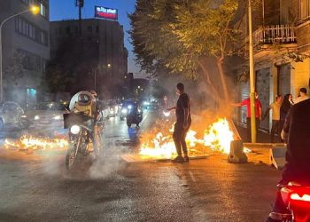 چهل و هفتمین روز قیام سراسری - تهران خیابان حافظ به آتش کشیدن بنر و ایجاد راهبندان با آتش