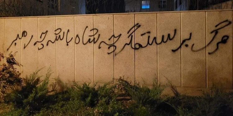 تلگرام رصد بلوچستان اعلام کرد، فردی که ظهر جمعه در تظاهرات مردم زاهدان پلاکارد وکالت به رضا پهلوی بلند کرده بود از نفوذیهای سپاه بود