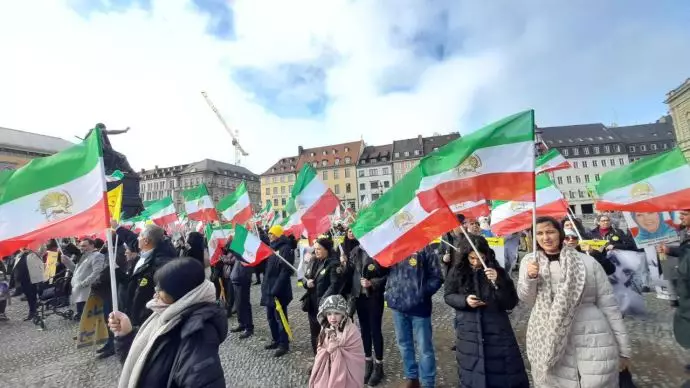 تظاهرات ایرانیان آزاده مقابل اجلاس امنیتی مونیخ با شعار «سپاهی‌ها ساواکی‌ها دیگه تمومه ماجرا» - ۲۸بهمن 